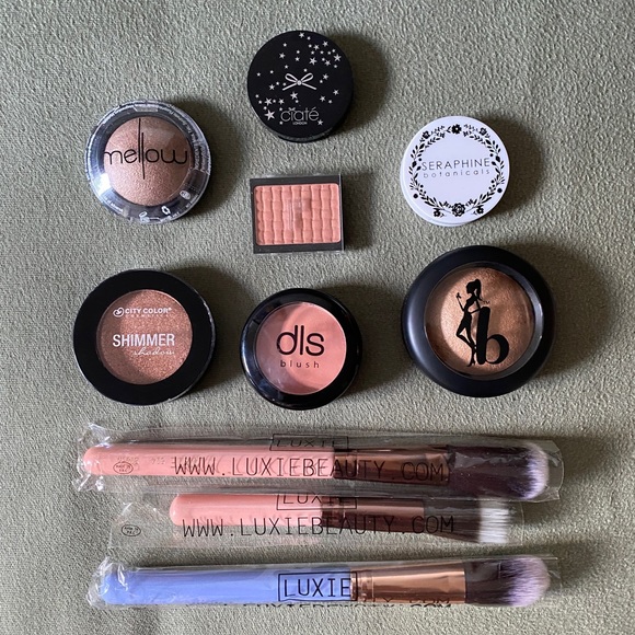 7 unopened shadows, blushes, bronzers, plus 3 brushes! - Picture 11 of 11